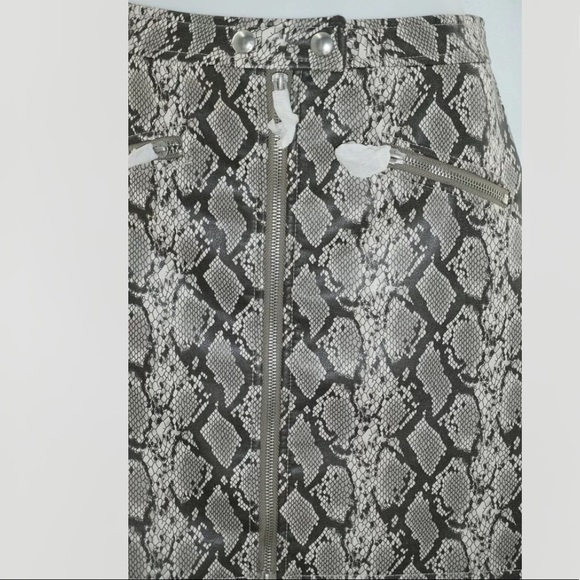 BlankNYC Snakeskin Break Away Faux Leather Skirt Size: 27 New - Picture 6 of 9